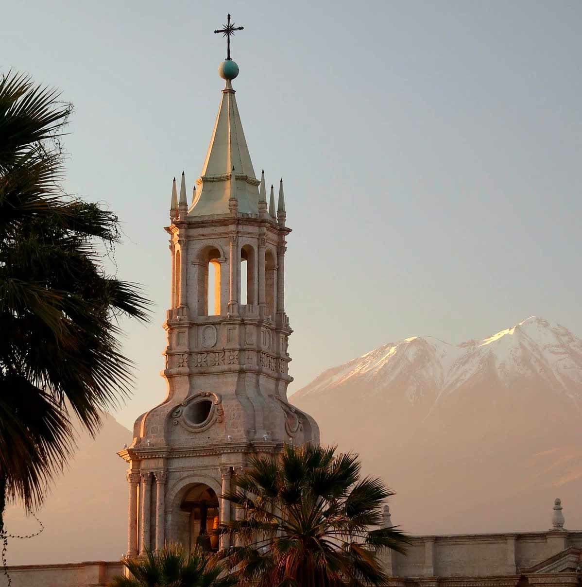 Torre de la Catedral de Arequipa con el volcán Chachani nevado al fondo
