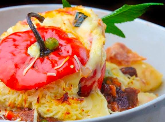Rocoto relleno arequipeño servido con pastel de papa