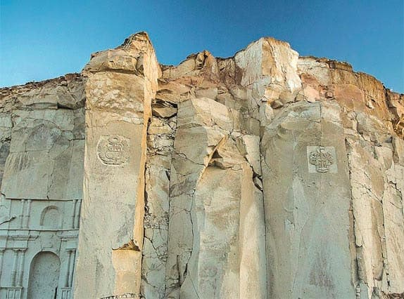 Paredes de sillar blanco talladas en las canteras de Añashuayco