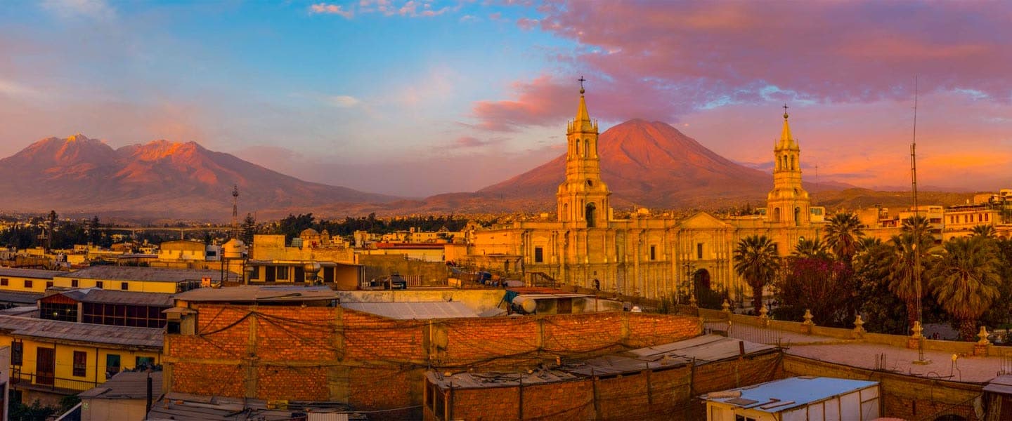 Atardecer sobre Arequipa con la catedral y los volcanes de fondo