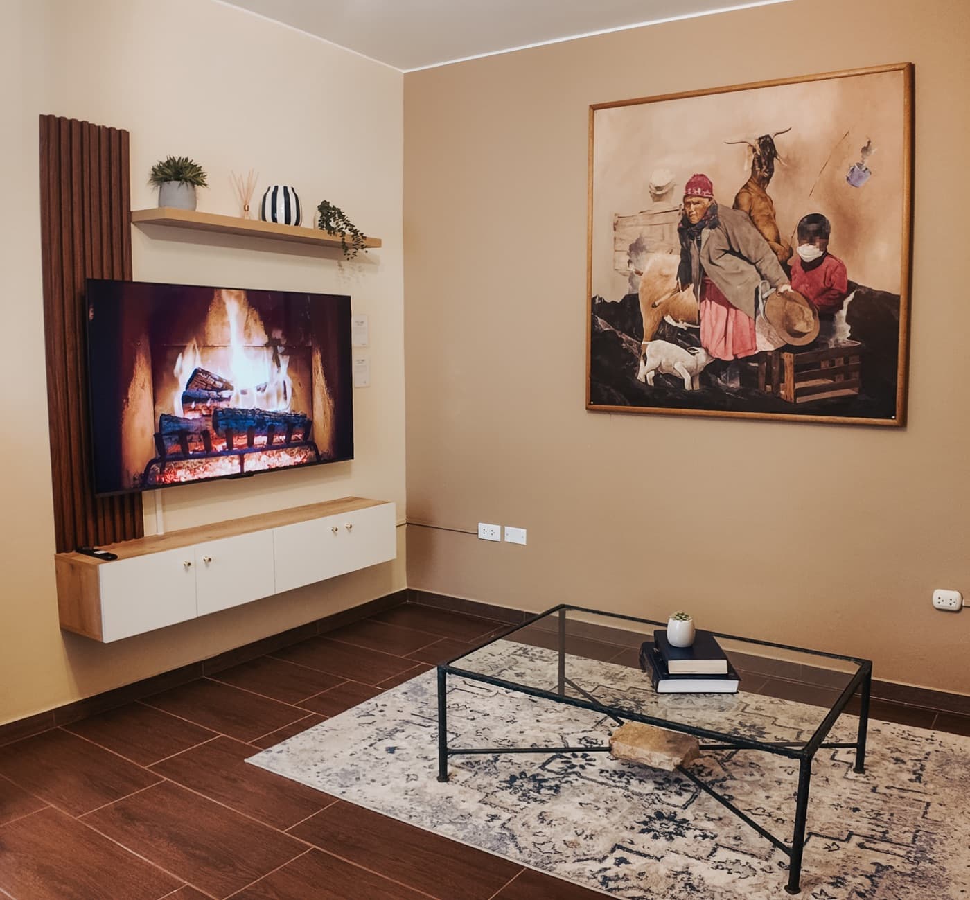 Sala de una suite de La Casa de Roos con pintura arequipeña