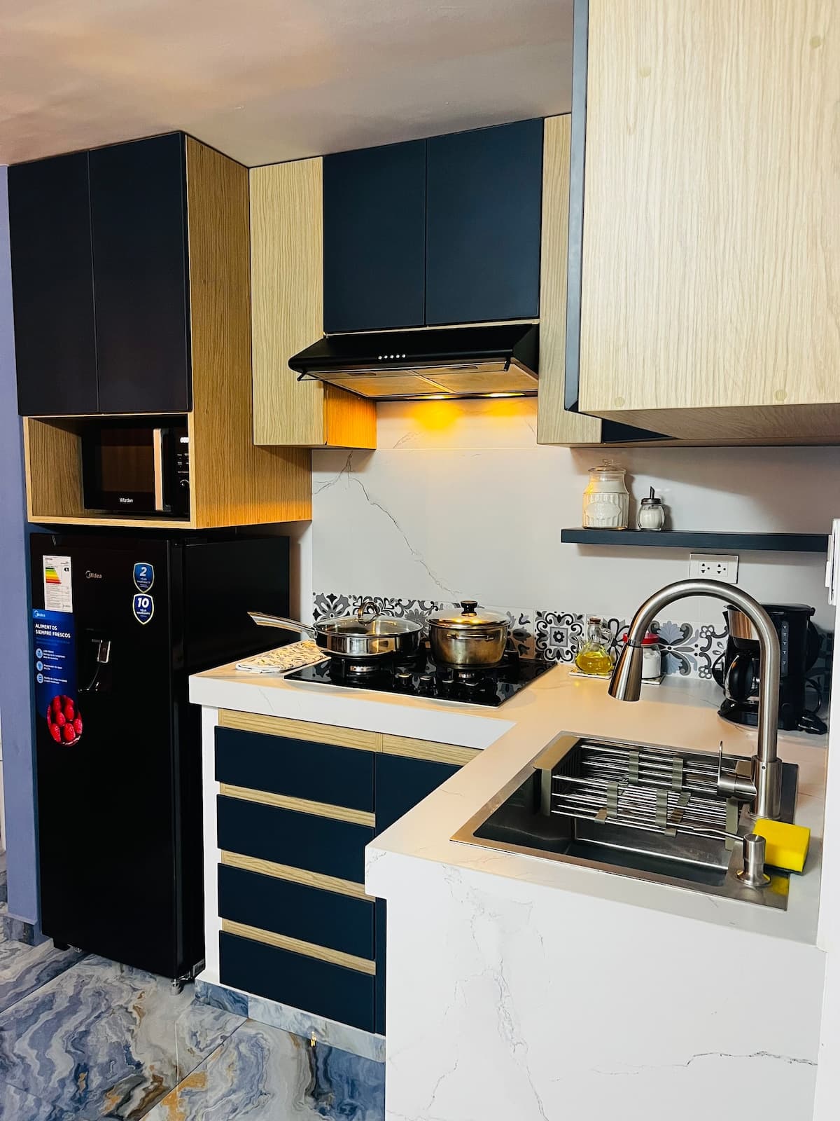 Cocina privada del mini apartamento con refrigeradora, cocina y fregadero
